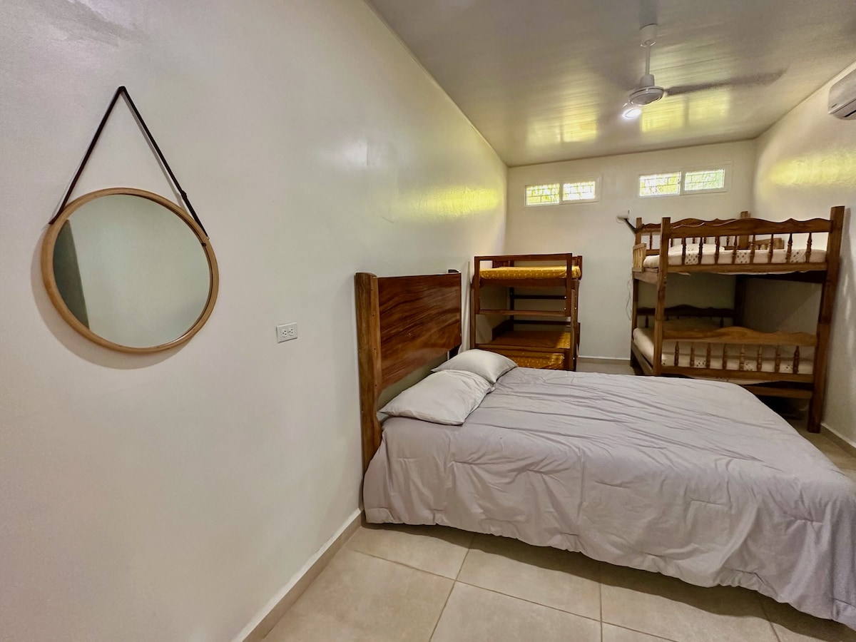 El dormitorio 3 es la "casa de literas" perfecta para los niños. Cuenta con una cama tamaño queen y dos literas. Un baño privado con lavabos y duchas de agua caliente. La habitación se encuentra junto a la cocina y se abre a la gran habitación. 