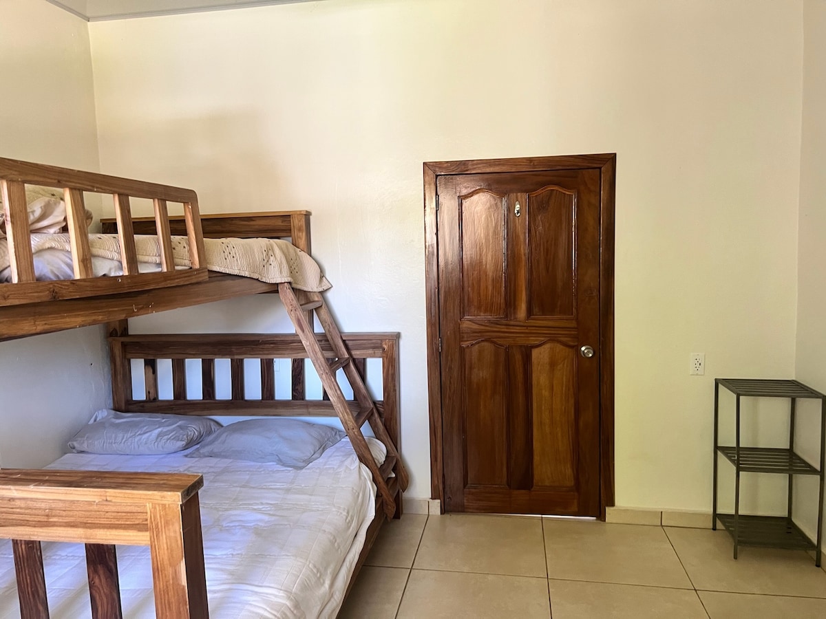 El dormitorio 5 cuenta con una cama doble sobre una litera tamaño king que ofrece espacio para una familia.  Un baño se comparte con el dormitorio 4 que cuenta con un lavabo doble separado de la ducha, dando espacio a todos. Ten en cuenta que este baño no incluye calentador de agua. 