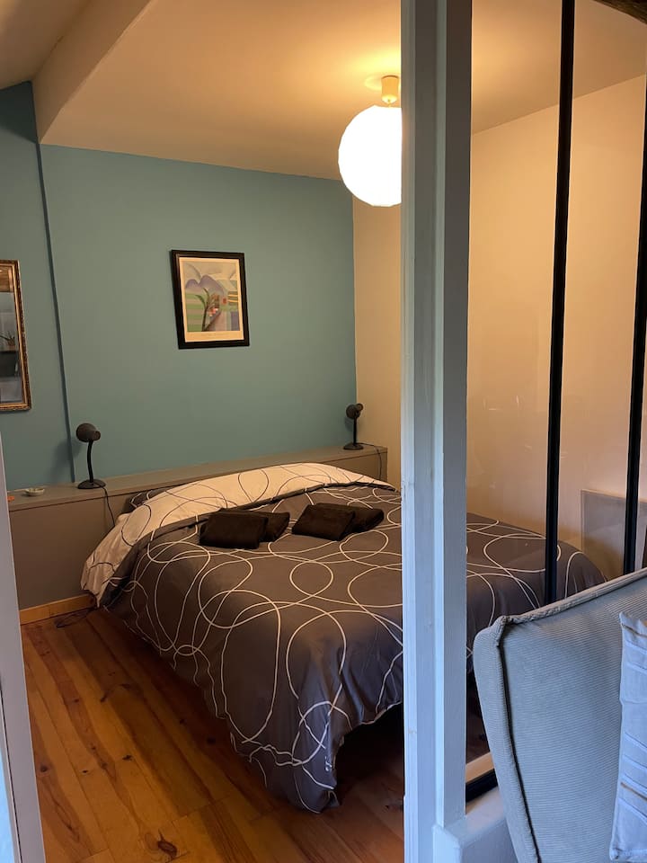 Spavaća soba s bračnim krevetom