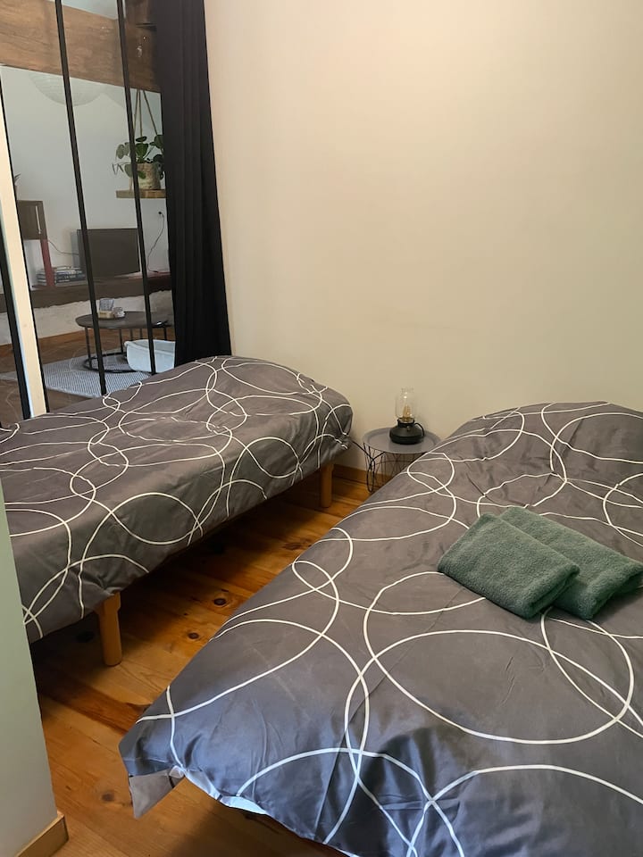 Spavaća soba s 2 odvojena kreveta.