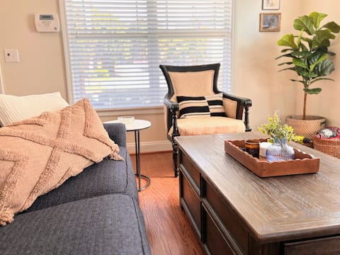 Top Airbnb: Near USC, Ft Jackson * KING Bed * 3TVs * Parkingx2 in Columbia