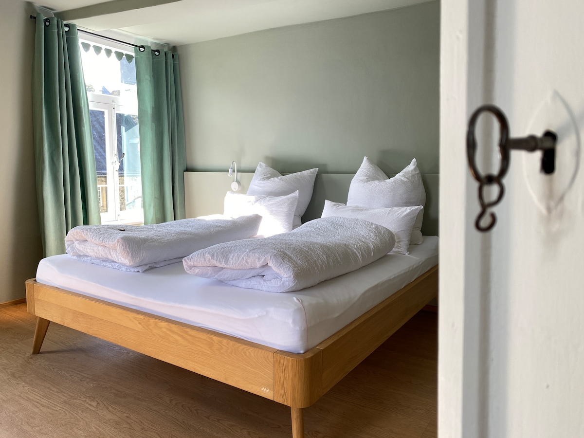 Spavaća soba 2 s visokokvalitetnim velikim bračnim krevetom (180 x 200 cm). 