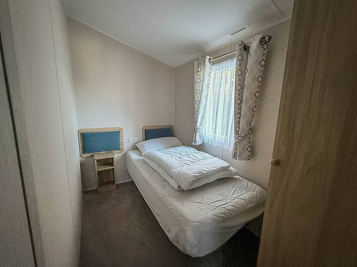 Свободната единична стая е идеална за по-големи братя и сестри или баби и дядовци, те могат да се оттеглят в собственото си пространство и да се отпуснат след натоварен ден в Хънстейтън.