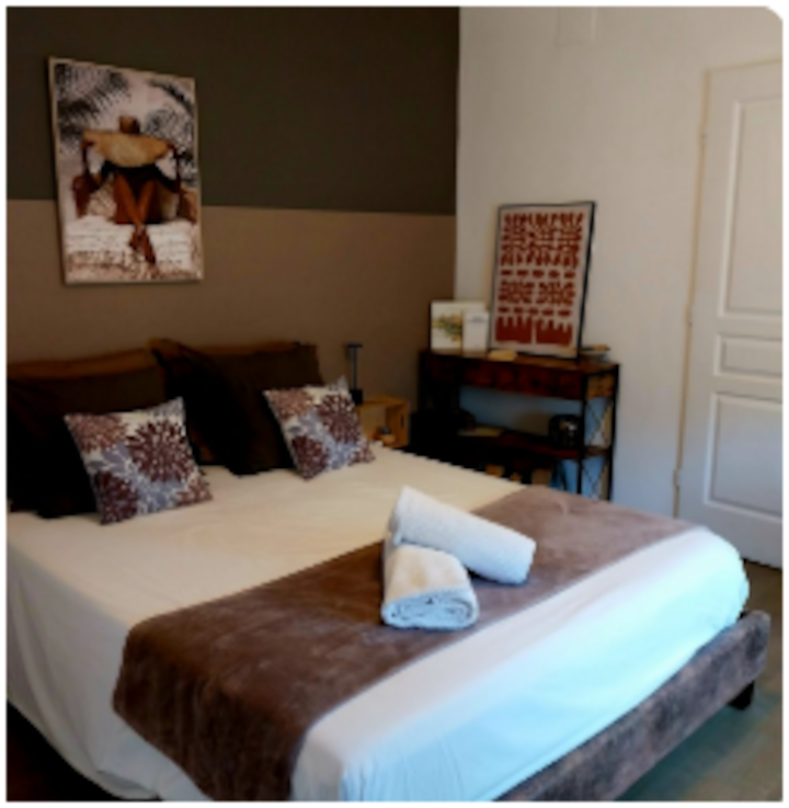 Here... we disconnect and enjoy the present time.
A memory foam queen-size bed, pillow menu and decor to make you feel good, between Provence and distant islands in the en-suite bathroom