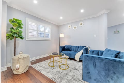 Quaint Retreat: Modern 6B/3.5B+Office, 5G, Parking