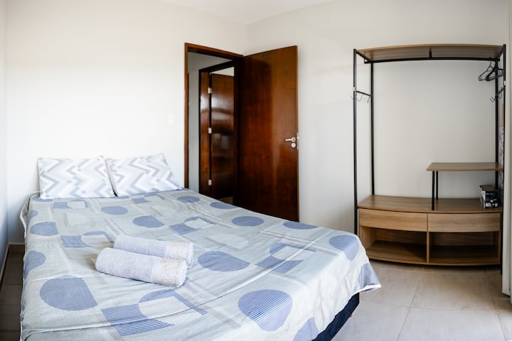 Quarto confortável com boa organização para roupas e malas durante a estadia.