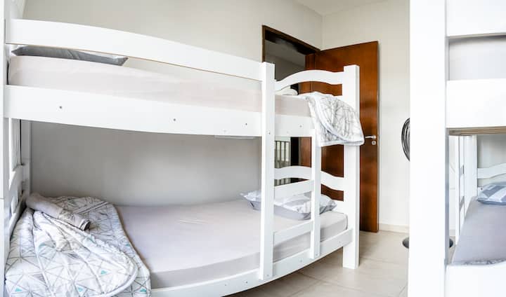 Quarto com beliches, ideal para acomodar o grupo com praticidade.