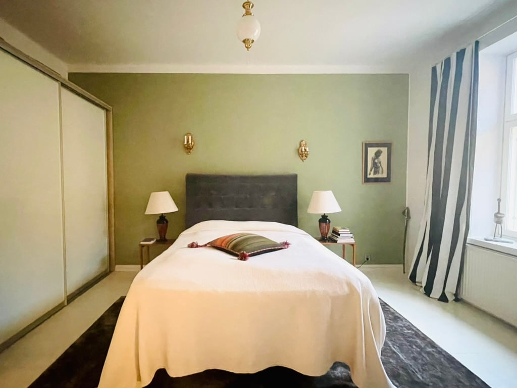 Este es el dormitorio principal. Entrada desde la izquierda desde la dirección del baño. Otra puerta a la sala de estar. 