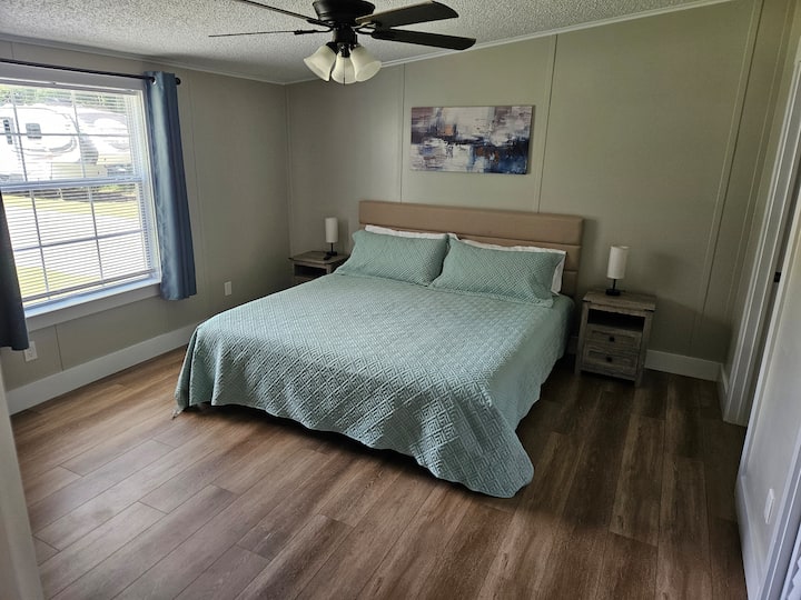 Schlafzimmer 1