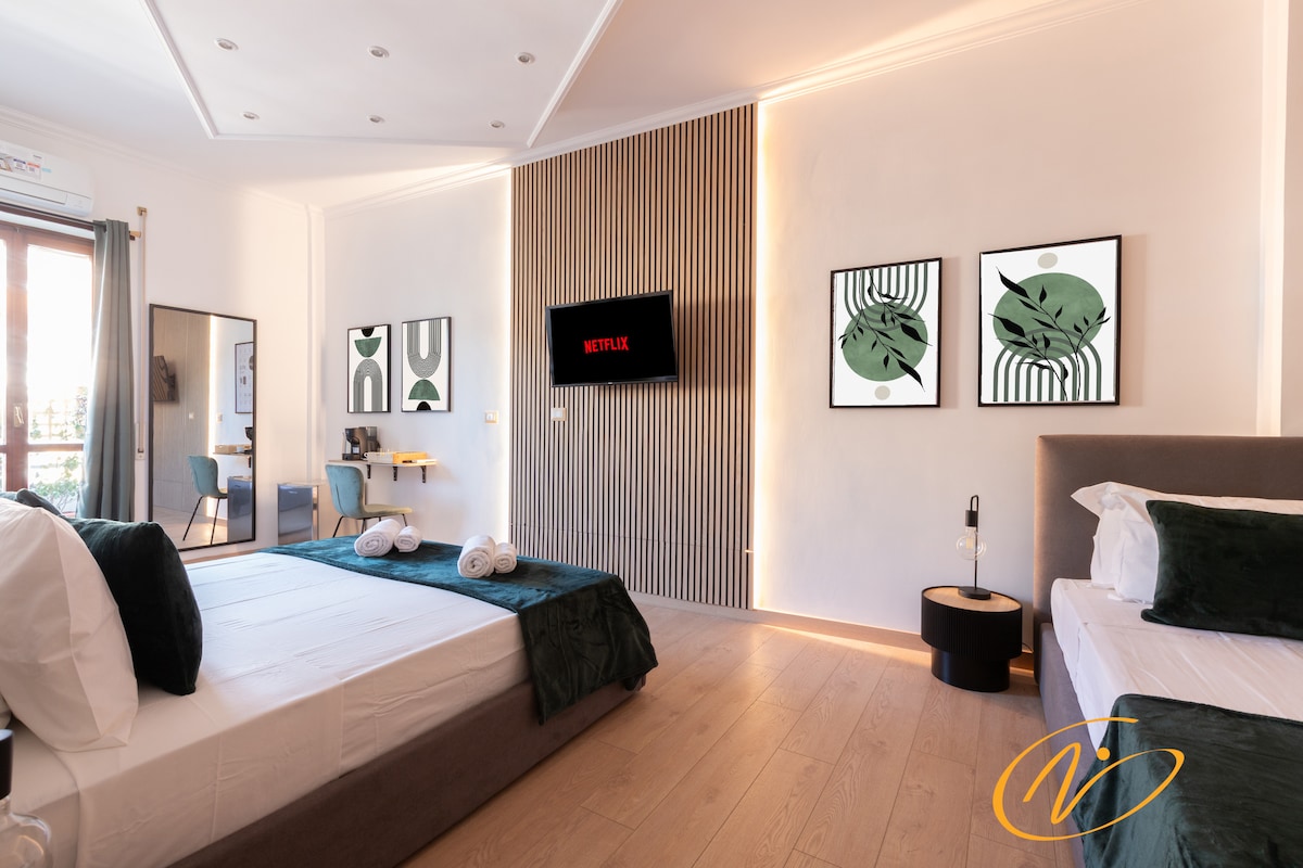 Светло и удобно, опремено со двоен кревет и единечен кревет со душек од мемори пена, паметен телевизор од 40инчи, топол ладен клима уред, завеси за затемнување и голема француска врата од која може да пристапите до приватен балкон.