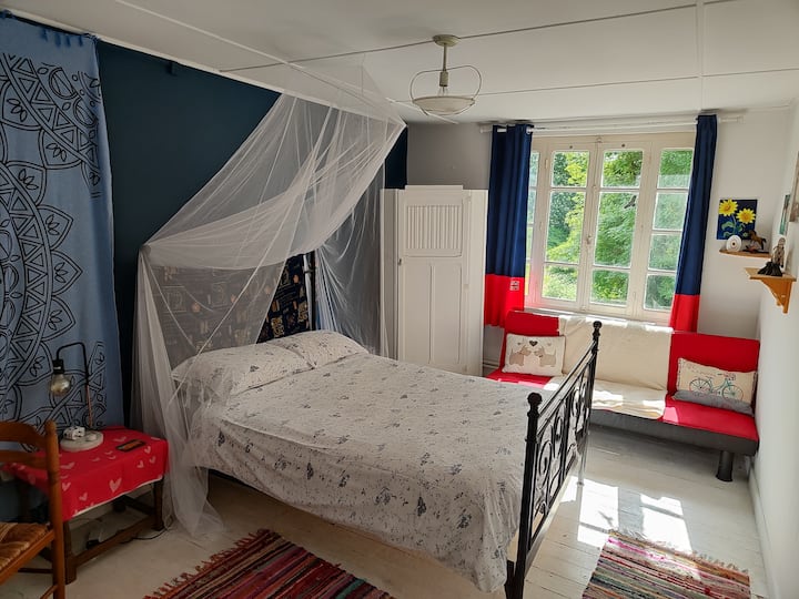 Double bed and single sofa bed.