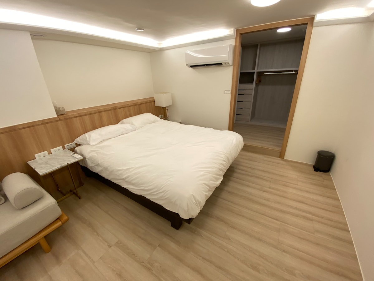 ห้องนอนกว้างขวางพร้อมเตียงคู่มาตรฐาน