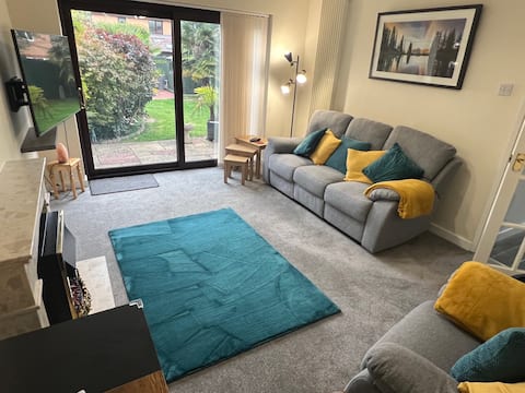 Popular Airbnb listing: Modern 2-Bed House | Walk to CMK, Train, Santander in Milton Keynes