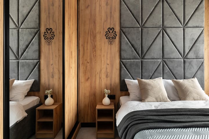 Un dormitorio con una cama matrimonial. 