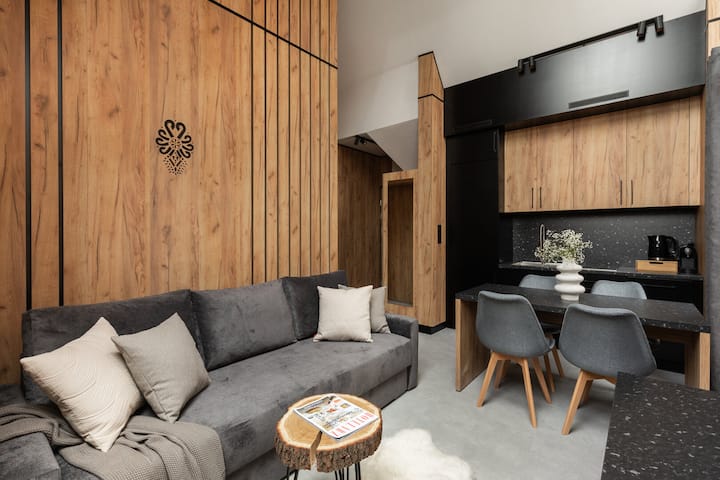 Elegante sala con cocina americana.