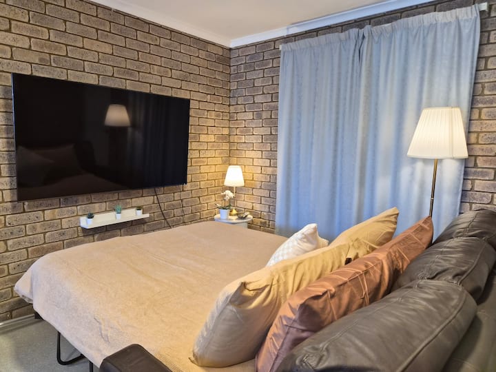 Kauč na razvlačenje namijenjen je za 5 ili više gostiju. Za najviše 4 gosta može se pripremiti za 50 USD. To je čvrsto pravilo; naknada će se tražiti putem Airbnba. Prihvatite kako bi sofa bila spremna.