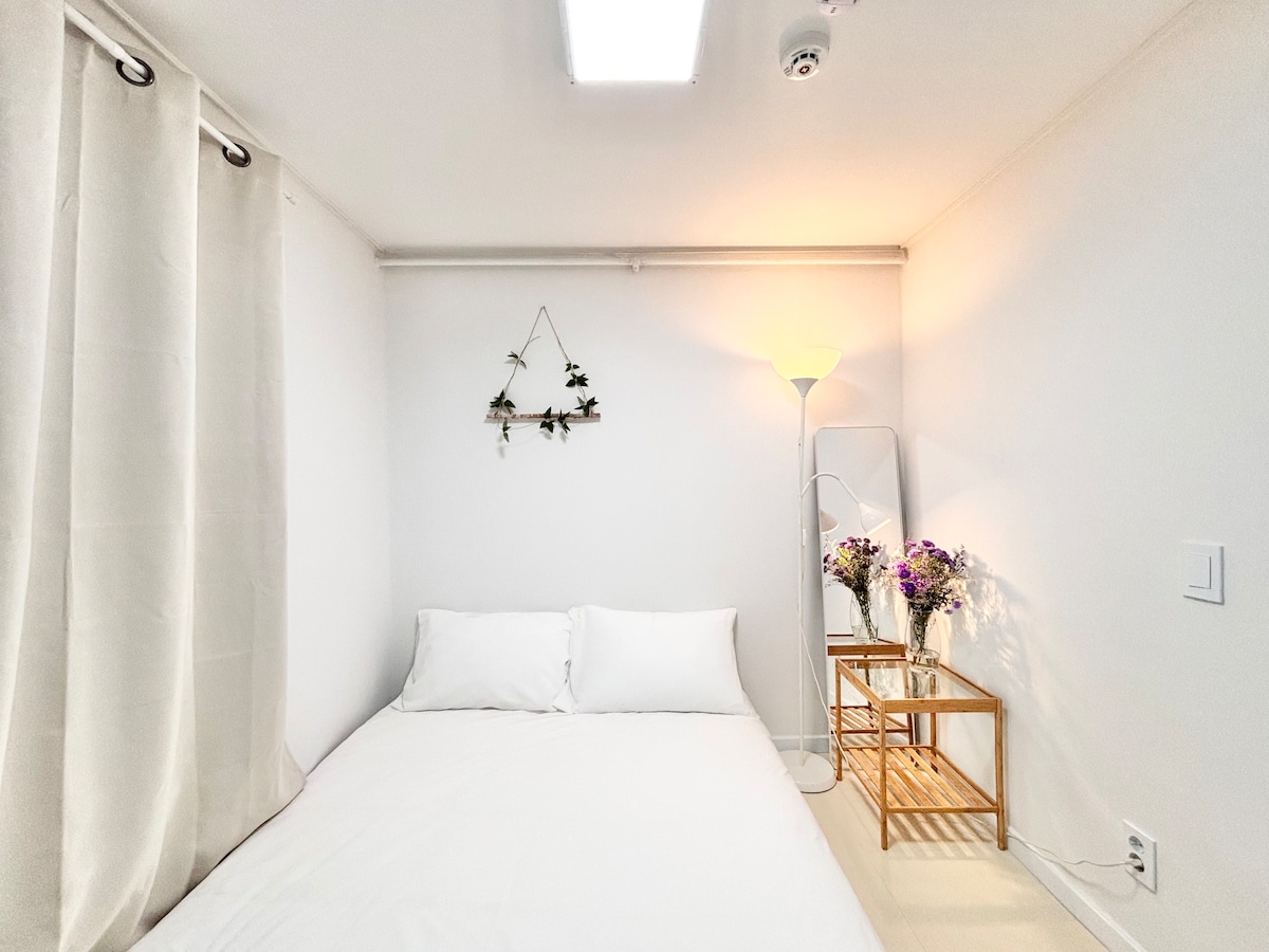 Კომფორტული დასვენებისთვის დამონტაჟებულია უშაქრო ფარდები და ორმაგი ფანჯრები. 

ბავშვობის თბილი გაზაფხულის დღეების ბედნიერი მოგონებები თავს იჩენს. გილოცავთ თქვენს მიღწევებს! მშვიდი მოგზაურობა სასიამოვნო მოგონებებით დაგამახსოვრდებათ და ახალ ენერგიას მოგიტანთ.

ოთახი 2: საწოლი 152×203 სმ, ტუმბო, საკიდი (კარზე), განათება, გამუქებელი ფარდა, სარკე, ვენტილატორი
Კომფორტული დასვენებისთვის დამონტაჟებულია უშაქრო ფარდები და ორმაგი ფანჯრები. 