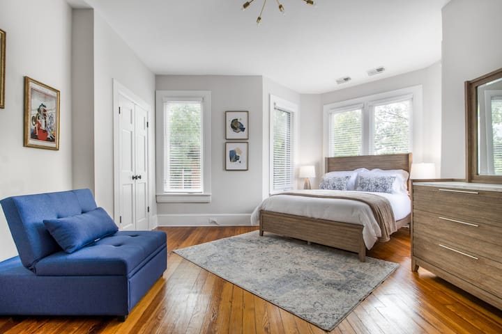 Prostrana, suncem obasjana spavaća soba s bračnim krevetom i kaučem na razvlačenje, savršena za obitelji ili grupe. U njoj se nalaze komoda, naslonjač i veliki prozori. Gosti uživaju u udobnosti i praktičnosti vlastite kupaonice.