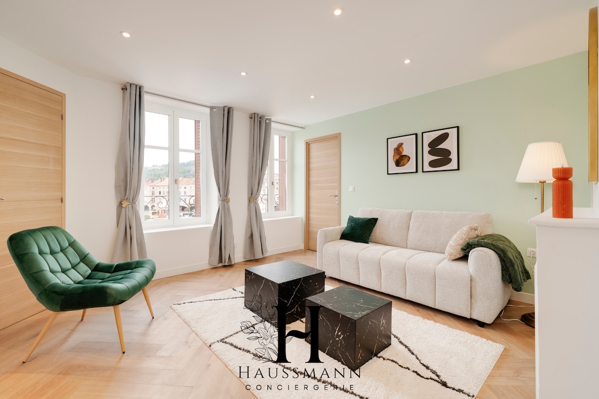 Una moderna sala de estar con sofá cama, sillón de diseño y elegante decoración, equipada con TV 4K y Wi-Fi de alta velocidad.