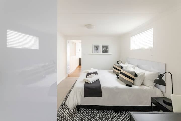 ผ่อนคลายในห้องนอนที่สว่างและกว้างขวางที่ 14 Joubert Strand Beach Stay ออกแบบมาเพื่อความสะดวกสบายและการพักผ่อนยามค่ำคืน