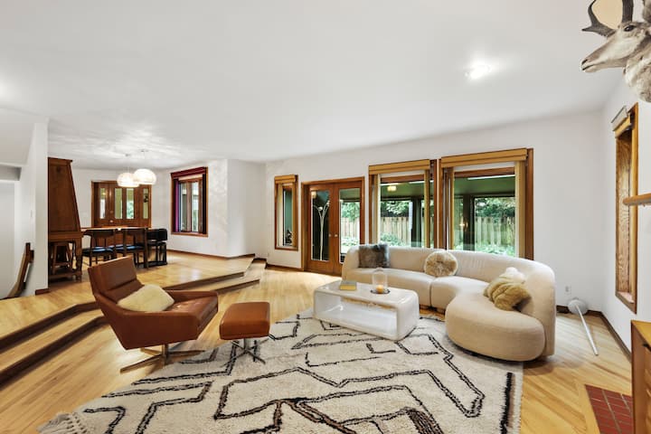 The Madison Manor: 70s Danish-scandi Oasis - 매디슨