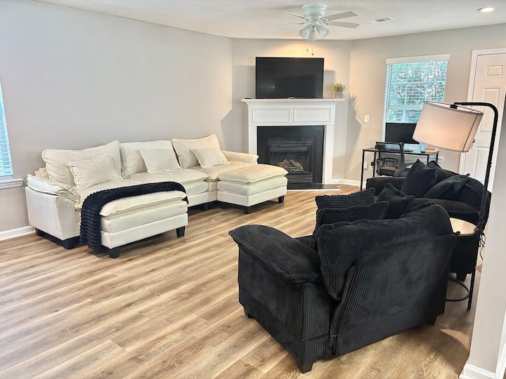 King Suite | Private Bath | Game Room | Hot Tub - South Fulton, GA