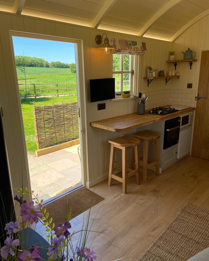 “Nancy” Shepherds Hut, Cosy, Romantic For Couples - Suffolk