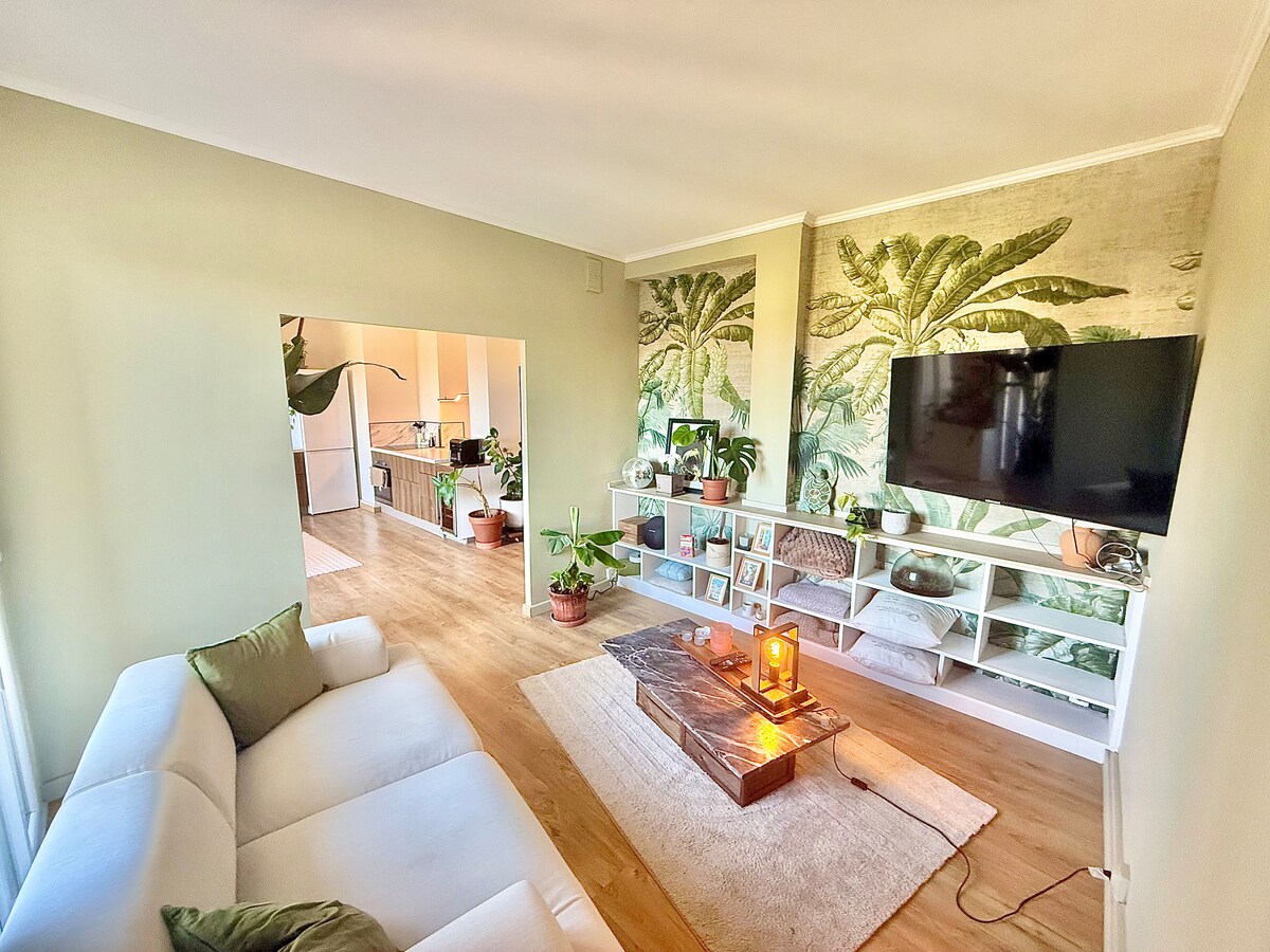 Successful Airbnb property: L'Amazone - Modern 2-bedroom apartment - Croix de Pierre in Croix De Pierre / Route D'espagne