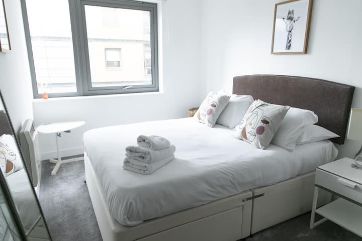 Chic & Airy Apartment In Acton - London, UK