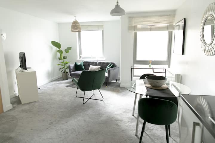 Chic & Airy Apartment In Acton - Londres