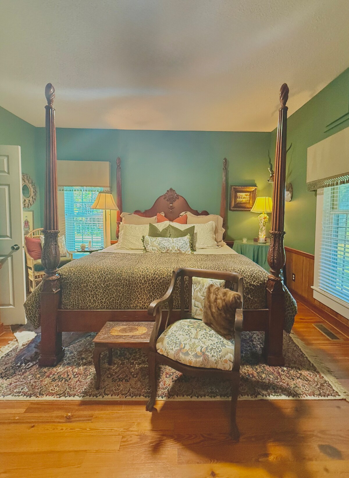 להתענג על מיטת הקינג סייז עם ארבע עמודות בסוויטה הראשית, המוקפת בחיפוי קירות אלגנטי בעבודת יד וברצפות עץ אורן עשיר. פרטים מוקפדים יוצרים מקום מפלט מעודן ששווה למלון. 