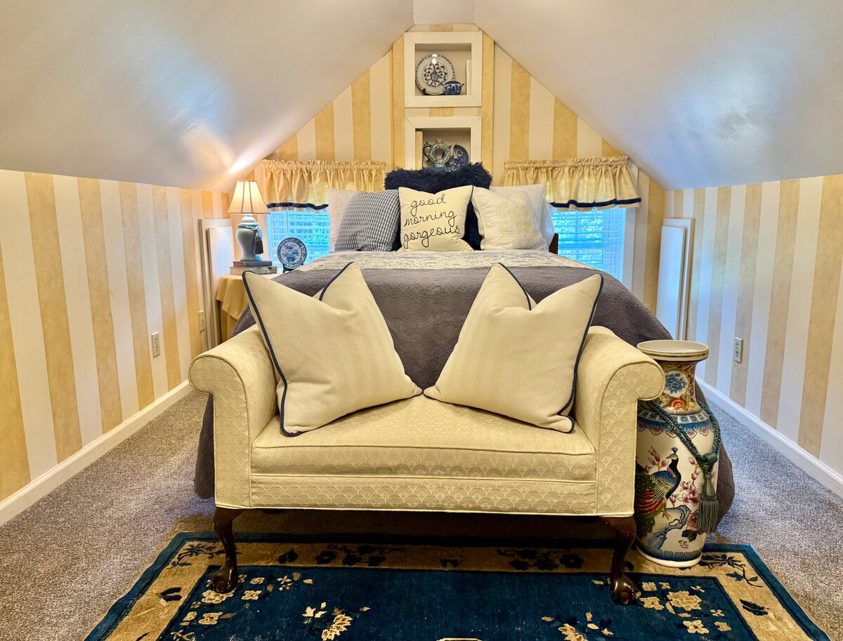 למעלה, חדר שינה מלופט מקסים עם מיטה בגודל מלא מתחבר ישירות לחדר רחצה פרטי, ומציע נוחות ונוחות במרחב נעים ומצויד היטב. 