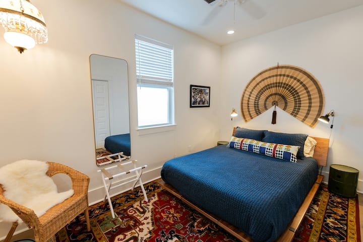 Странични маси, приклучоци за пристап, светилки за читање, 4 брачни перници од мемори пена по кревет, душек од мемори пена со дебелина од 12инчи и соодветно ќебе во текот на целата година + многу забавни акценти.