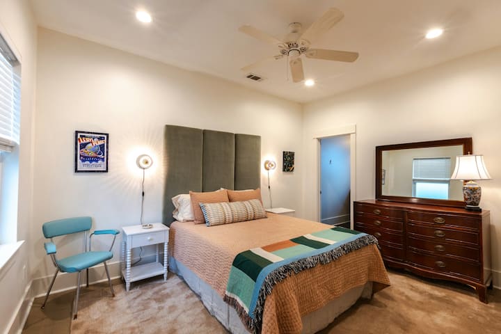 Странични маси, приклучоци за пристап, светилки за читање, 4 брачни перници од мемори пена по кревет, душек од мемори пена со дебелина од 12инчи и соодветно ќебе во текот на целата година + многу забавни акценти 