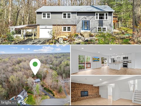Luxe 5BR Retreat with Deck, Game Room, Pizza oven