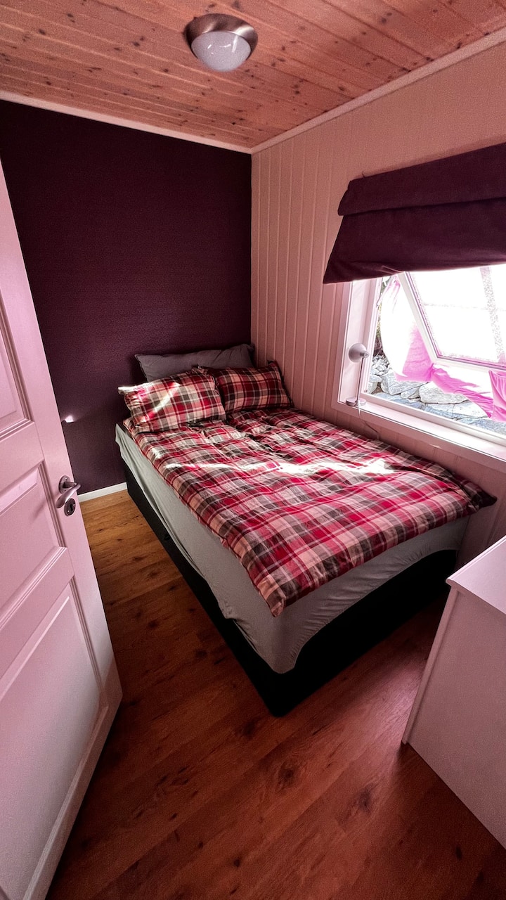 Двойно легло 120 см х 200 см.
Под леглото има допълнителни завивки, чаршафи и одеяла. 