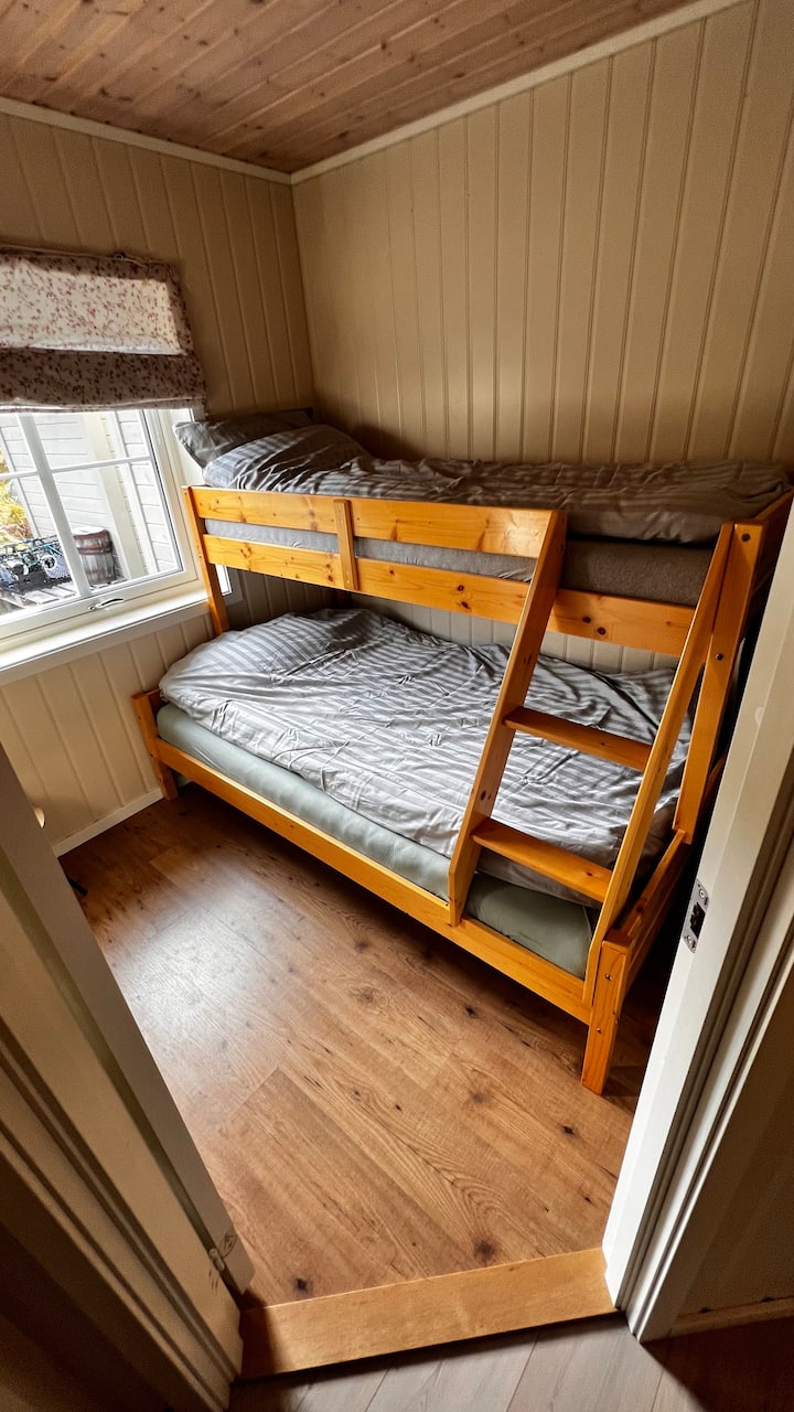 Двуетажно легло 120 см x 200 см и 75 см x 200 см
Нови матраци от септември 2025 г. с висок комфорт, твърд комфорт при спане, оригинални джобове.