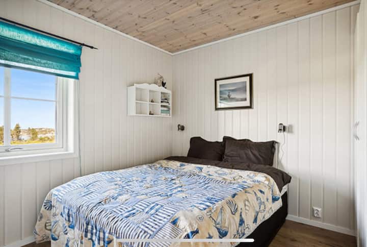 Просторна спалня с двойно легло 150 см x 200 см и гардероб. Изглед към морето.