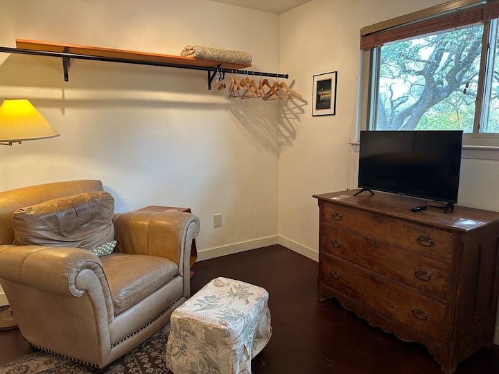 Greenbelt Studio W/ Private Entrance & Kitchenette - Austin, TX