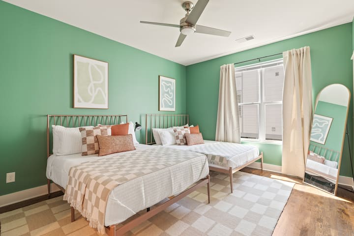 Útulná spálňa s manželskou a plnou posteľou, HD Smart TV, šatníkom, stropným ventilátorom, dlhým zrkadlom a vlastnou kúpeľňou. Nachádza sa na treťom poschodí domu.