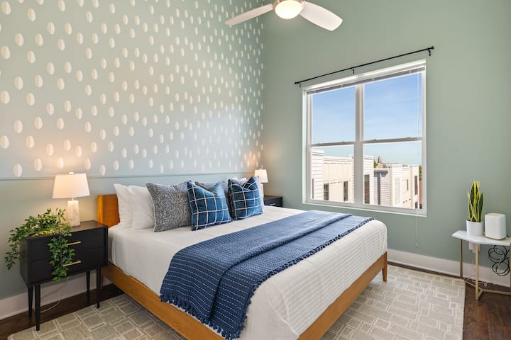 Útulná spálňa s manželskou posteľou, šatníkom, dlhým zrkadlom, stropným ventilátorom a vlastnou kúpeľňou. Nachádza sa na treťom poschodí domu.