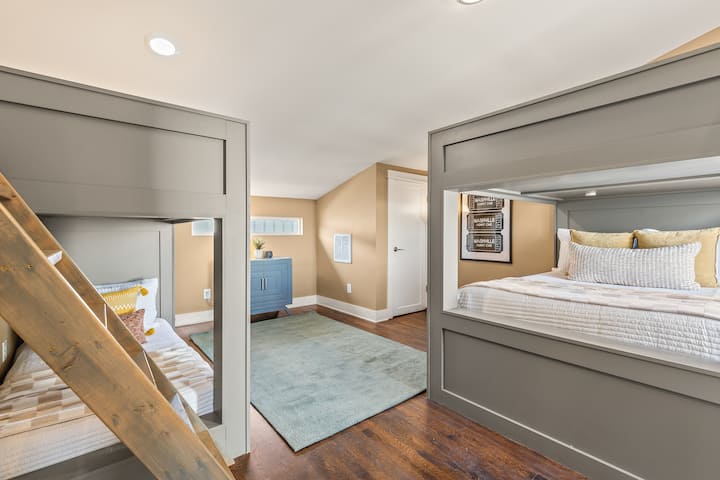 Izba s poschodovou posteľou! Plná poschodová posteľ s plnou veľkosťou a dvojlôžkom, plus dvojlôžko nad dvojlôžkom. Táto izba má priamy prístup na strešný balkón. Má tiež dlhé zrkadlo.