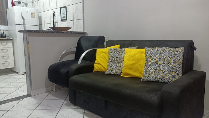 Sofa, kiti cha mikono na mito, angalia ukiwa sebuleni.