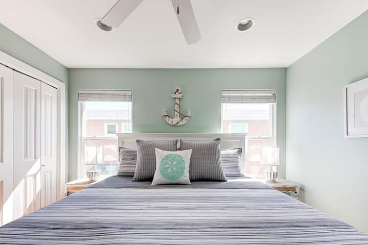 Habitación serena con ropa de cama fresca y tonos tranquilos.