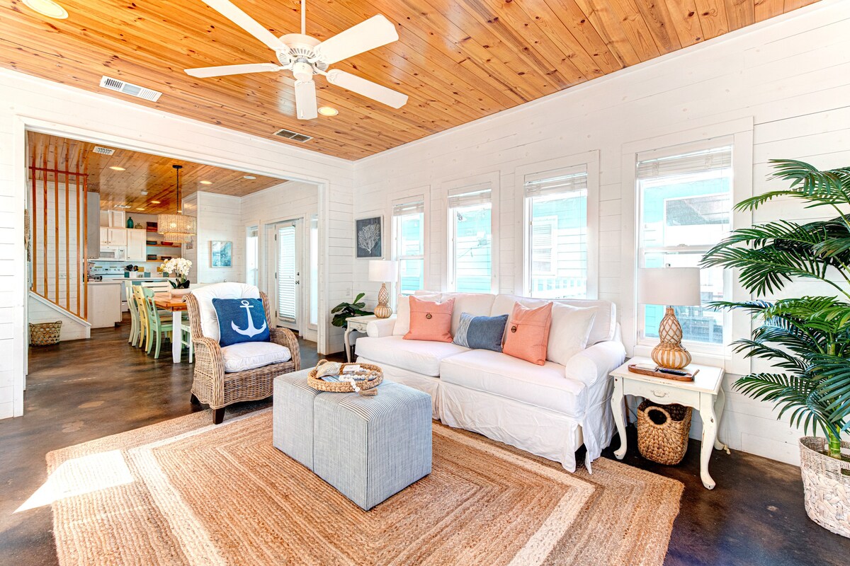 დასასვენებელი ოთახი მზის სინათლით და მყუდრო დასაჯდომი ადგილებით.