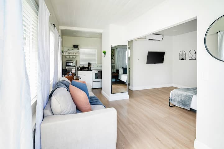 Modern Studio Apt • Prime North Miami Location - Miami Gardens, FL