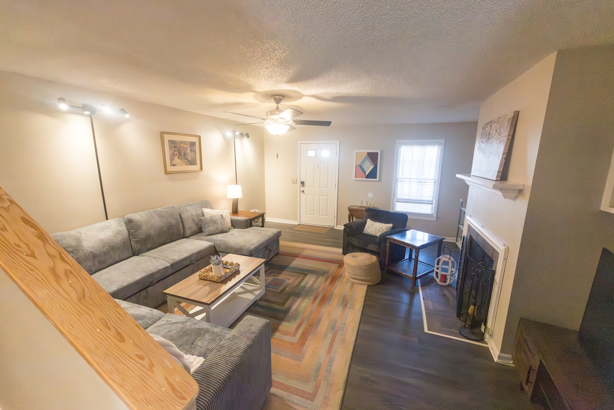 Top performing Airbnb: Quiet Florence Rowhome | King Bed & Prime Location in Florence