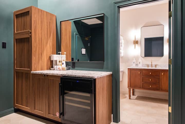 Hollyhock Suite 504: 1 Bed/1 Bath - Louisville, KY