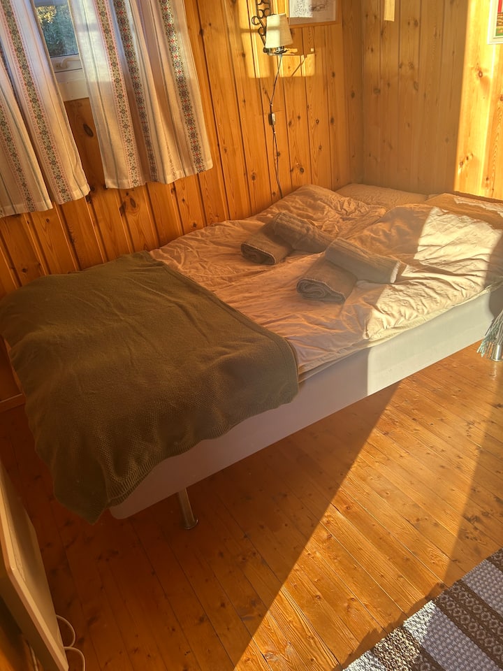 Ნათელი ოთახი/აუტჰაუსი ორადგილიანი საწოლით (1.20) და მყუდრო მთის ხის სახლით.