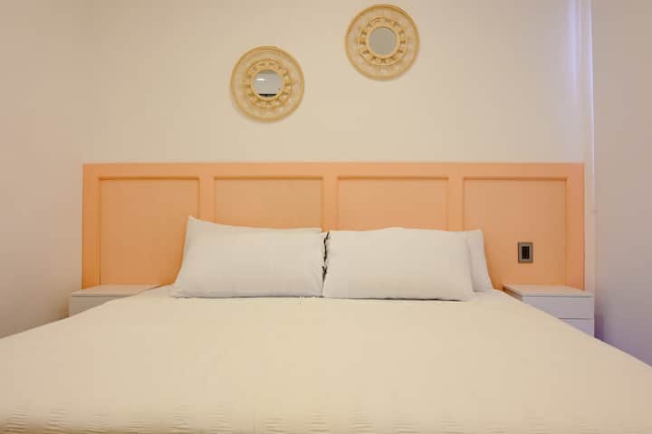 ¡El dormitorio más grande con una cama tamaño king (la más grande), aire acondicionado, vestidor, baño completo y un pequeño balcón! 